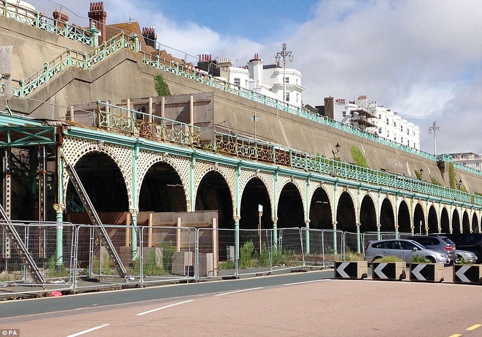 Τα άφησαν να ρημάζουν: Εντυπωσιακά παλάτια που έγιναν ερείπια [εικόνες] | iefimerida.gr 3