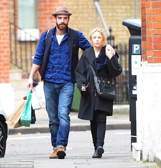 Νέο αμόρε για την Κάιλι Μινόγκ: Είναι 20 χρόνια μικρότερος της [εικόνες] | iefimerida.gr 0