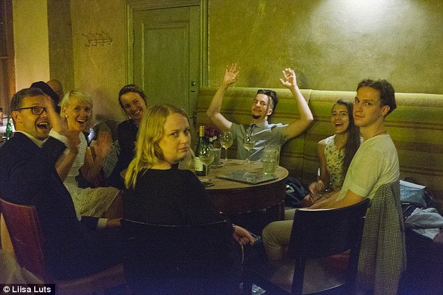 Ενα ονειρικό άλμπουμ γάμου - Η νύφη τράβηξε έξυπνες selfie με τη βοήθεια καθρεπτών [εικόνες]  | iefimerida.gr 20