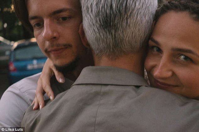 Ενα ονειρικό άλμπουμ γάμου - Η νύφη τράβηξε έξυπνες selfie με τη βοήθεια καθρεπτών [εικόνες]  | iefimerida.gr 18