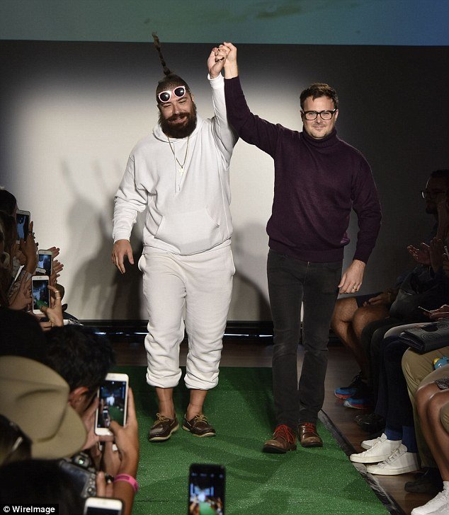 Μπαμπάδες στην πασαρέλα: Μία διαφορετική επίδειξη μόδας στη Νέα Υόρκη [εικόνες] | iefimerida.gr 9