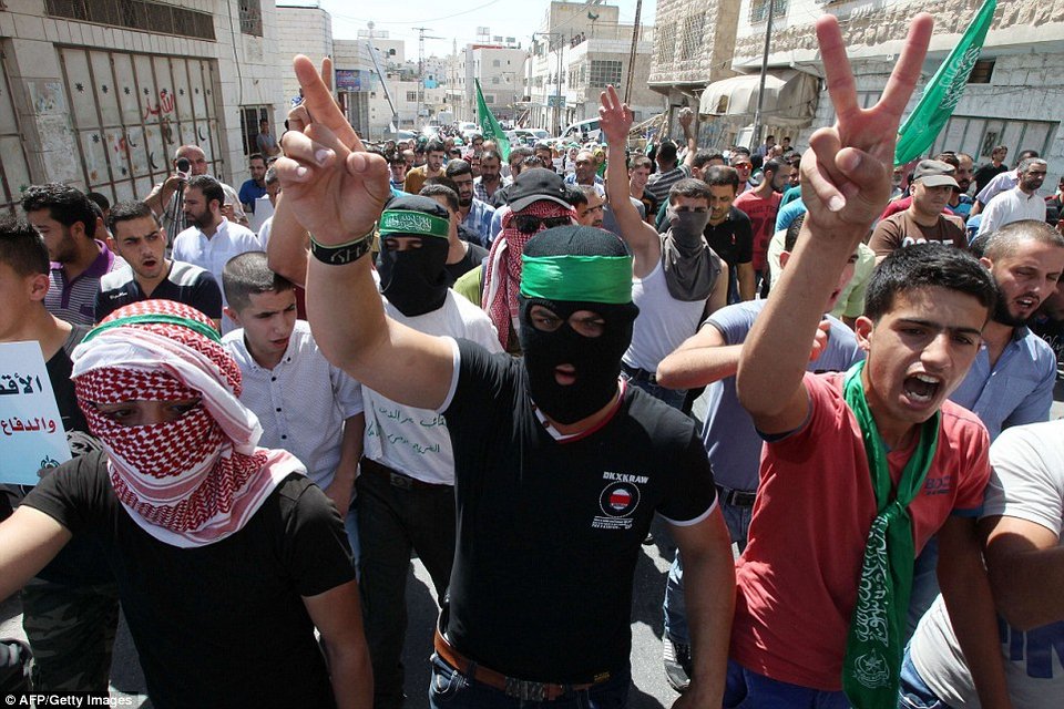 Ισραηλινός στρατιώτης σημαδεύει 18χρονη Παλαιστίνια λίγο πριν σκοτωθεί [εικόνες] | iefimerida.gr 3