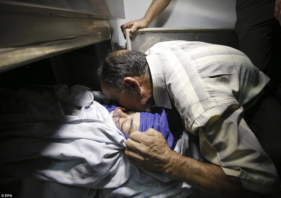 Ισραηλινός στρατιώτης σημαδεύει 18χρονη Παλαιστίνια λίγο πριν σκοτωθεί [εικόνες] | iefimerida.gr 2