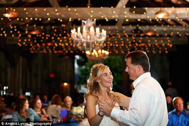 Συγκινητικό: Νύφη που έχασε τον αστυνομικό πατέρα της στο καθήκον, χορεύει στο γάμο με τους συναδέλφους του [εικόνες] | iefimerida.gr 6