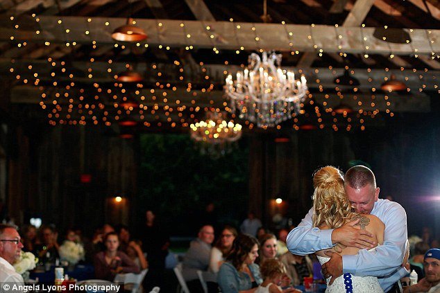 Συγκινητικό: Νύφη που έχασε τον αστυνομικό πατέρα της στο καθήκον, χορεύει στο γάμο με τους συναδέλφους του [εικόνες] | iefimerida.gr 10