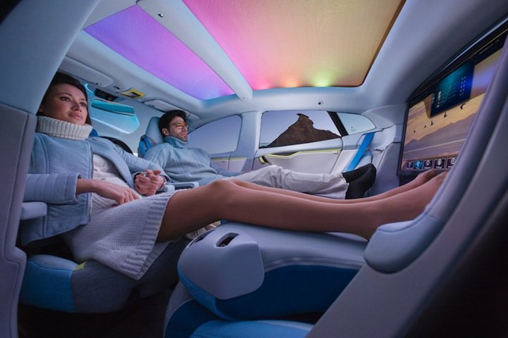 Το απίστευτα καινοτόμο αυτοκίνητο που οδηγεί μόνο του, όσο εσείς απολαμβάνετε τον καφέ σας ή βλέπετε ταινία [εικόνες]  | iefimerida.gr 1