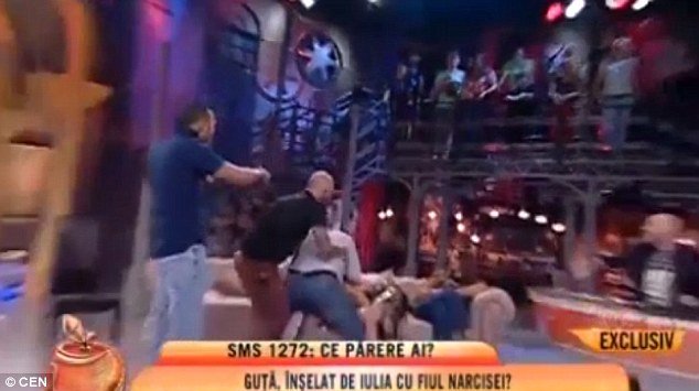 Ξύλο on air -Οταν ο βασιλιάς της τσιγγάνικης μουσικής έμαθε ότι η γυναίκα του τον απάτησε με τον γιο του [εικόνες & βίντεο] | iefimerida.gr 3