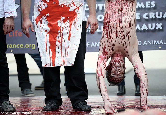 Ανατριχιαστική διαμαρτυρία: Χορτοφάγοι καλύφθηκαν με κόκκινη μπογιά αναπαριστώντας σφαγή [εικόνες] | iefimerida.gr 1