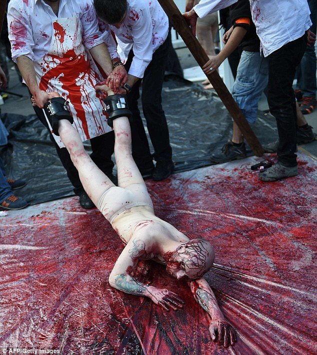 Ανατριχιαστική διαμαρτυρία: Χορτοφάγοι καλύφθηκαν με κόκκινη μπογιά αναπαριστώντας σφαγή [εικόνες] | iefimerida.gr 3