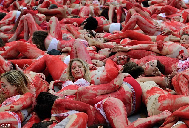 Ανατριχιαστική διαμαρτυρία: Χορτοφάγοι καλύφθηκαν με κόκκινη μπογιά αναπαριστώντας σφαγή [εικόνες] | iefimerida.gr 5