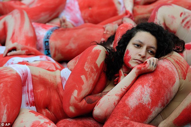 Ανατριχιαστική διαμαρτυρία: Χορτοφάγοι καλύφθηκαν με κόκκινη μπογιά αναπαριστώντας σφαγή [εικόνες] | iefimerida.gr 7