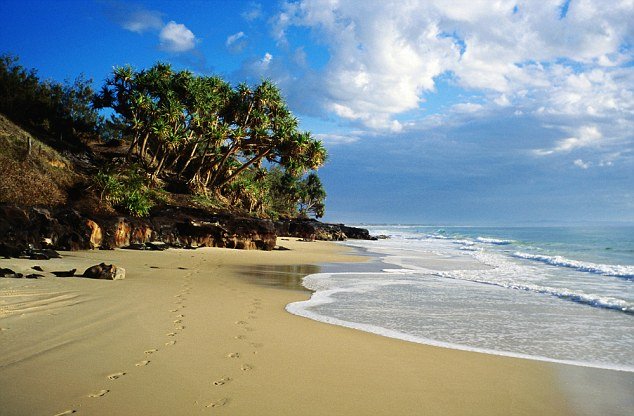 Καταβόθρα σε παραλία κατάπιε αυτοκίνητα και τροχόσπιτα [εικόνες] | iefimerida.gr 1