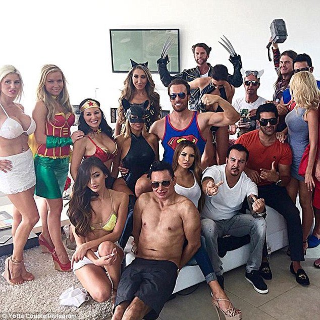 Η νέα έπαυλη του Playboy -Ζευγάρι κάνει ατελείωτα πάρτι με αιθέριες υπάρξεις και το Instagram δεν χορταίνει να... κρυφοκοιτά [εικόνες] | iefimerida.gr 6