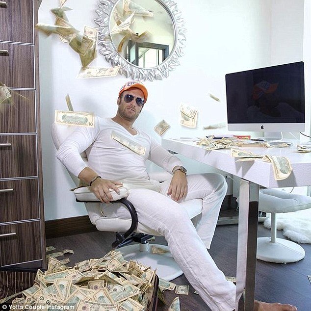 Η νέα έπαυλη του Playboy -Ζευγάρι κάνει ατελείωτα πάρτι με αιθέριες υπάρξεις και το Instagram δεν χορταίνει να... κρυφοκοιτά [εικόνες] | iefimerida.gr 10