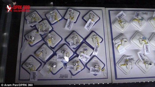 Τι πουλάνε τα μαγαζιά στη Β. Κορέα: Φο μονόπετρα, ντεμοντέ παπούτσια [εικόνες] | iefimerida.gr 2