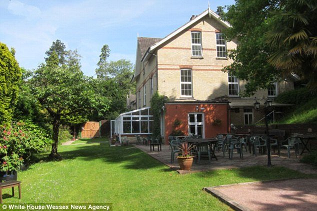 Απίστευτη διαμαρτυρία -Επαιξαν τένις γυμνοί για να μην χτιστεί πολυκατοικία [εικόνες] | iefimerida.gr 3