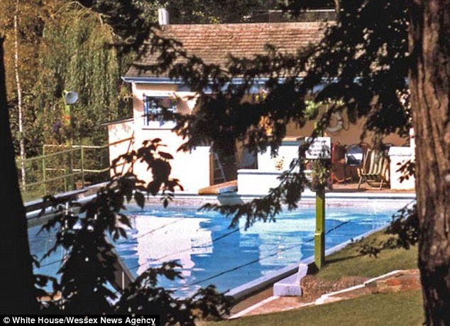 Απίστευτη διαμαρτυρία -Επαιξαν τένις γυμνοί για να μην χτιστεί πολυκατοικία [εικόνες] | iefimerida.gr 4