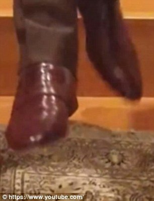 Απάτη - Πώς δήθεν προφήτης κάνει ότι περπατάει στον αέρα [βίντεο] | iefimerida.gr 1