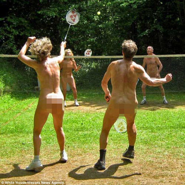 Απίστευτη διαμαρτυρία -Επαιξαν τένις γυμνοί για να μην χτιστεί πολυκατοικία [εικόνες] | iefimerida.gr 2