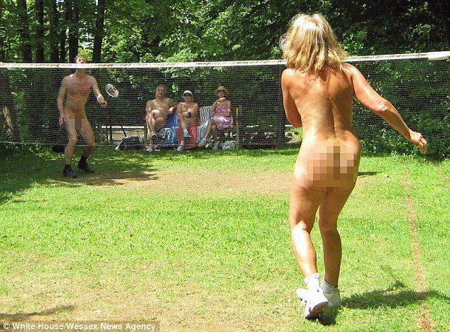 Απίστευτη διαμαρτυρία -Επαιξαν τένις γυμνοί για να μην χτιστεί πολυκατοικία [εικόνες] | iefimerida.gr 1