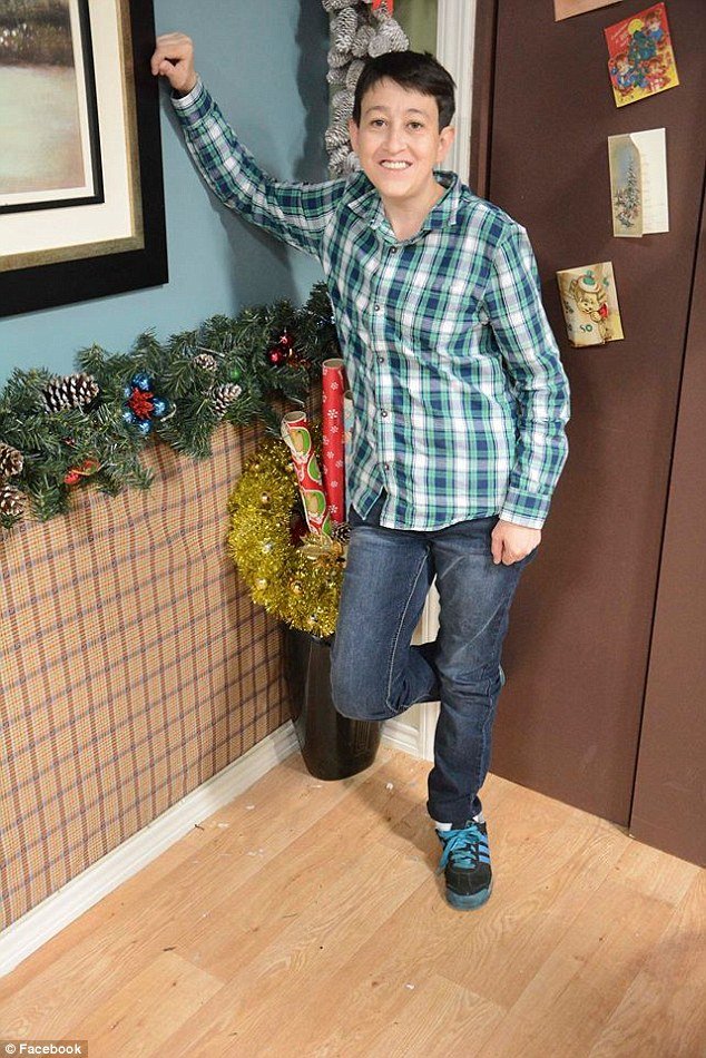 Ο 42χρονος με το παιδικό σώμα που κατάφερε να κάνει καριέρα στο Χόλιγουντ [εικόνες] | iefimerida.gr 2