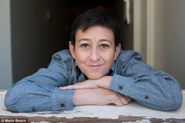 Ο 42χρονος με το παιδικό σώμα που κατάφερε να κάνει καριέρα στο Χόλιγουντ [εικόνες] | iefimerida.gr 3