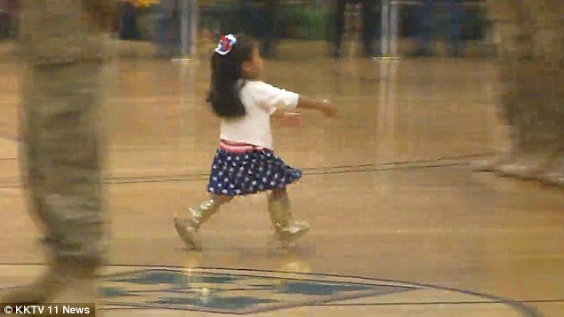 Μικρούλα σταματά στρατιωτική τελετή για να αγκαλιάσει τον μπαμπά της [εικόνες & βίντεο] | iefimerida.gr 0