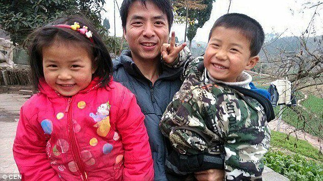 Μάθημα αγάπης στην Κίνα: Αδερφάκια έδωσαν δέρμα του κεφαλιού τους για να σώσουν τον πατέρα τους [εικόνες] | iefimerida.gr 3