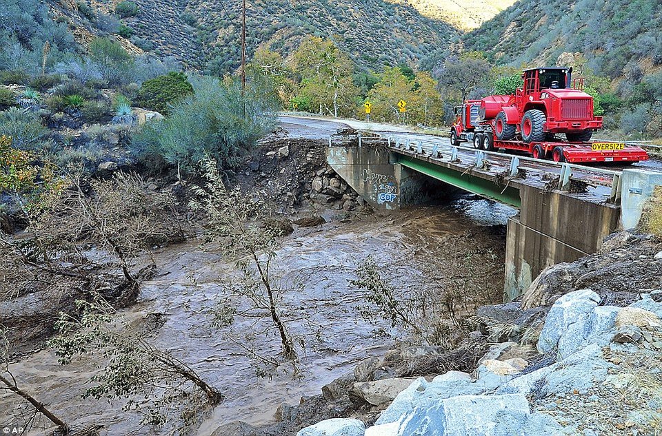 Απέραντος βούρκος η Καλιφόρνια- Δεκάδες οχήματα βυθίστηκαν στη λάσπη εξαιτίας κακοκαιρίας [εικόνες] | iefimerida.gr 10
