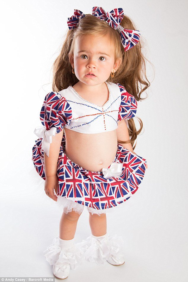 Βρετανή ξόδεψε 20.000 λίρες για να κάνει την 2χρονη κόρη της μοντέλο [εικόνες] | iefimerida.gr 5