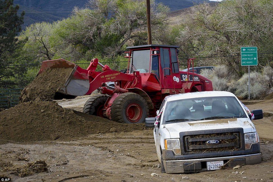 Απέραντος βούρκος η Καλιφόρνια- Δεκάδες οχήματα βυθίστηκαν στη λάσπη εξαιτίας κακοκαιρίας [εικόνες] | iefimerida.gr 9