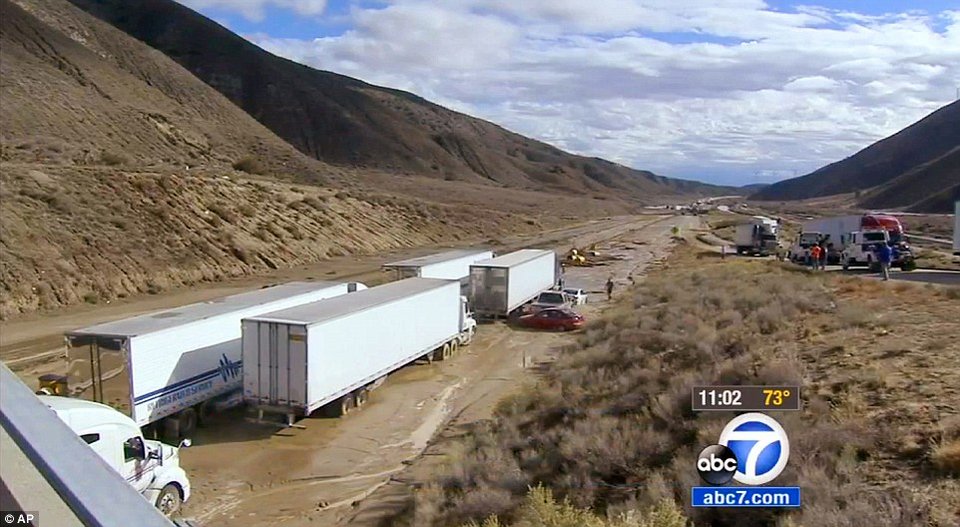 Απέραντος βούρκος η Καλιφόρνια- Δεκάδες οχήματα βυθίστηκαν στη λάσπη εξαιτίας κακοκαιρίας [εικόνες] | iefimerida.gr 6