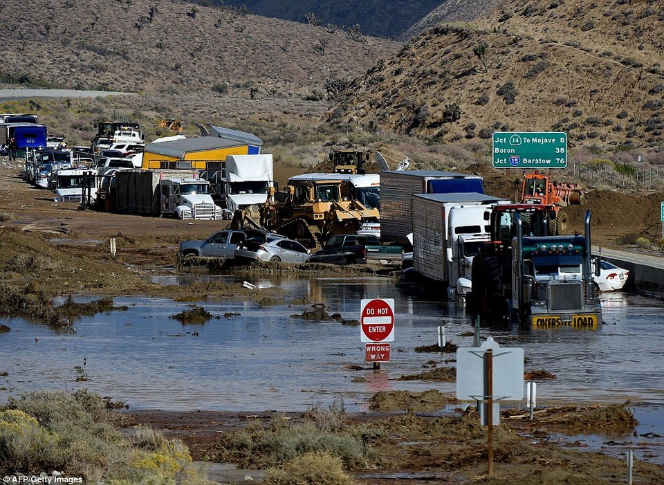 Απέραντος βούρκος η Καλιφόρνια- Δεκάδες οχήματα βυθίστηκαν στη λάσπη εξαιτίας κακοκαιρίας [εικόνες] | iefimerida.gr 4