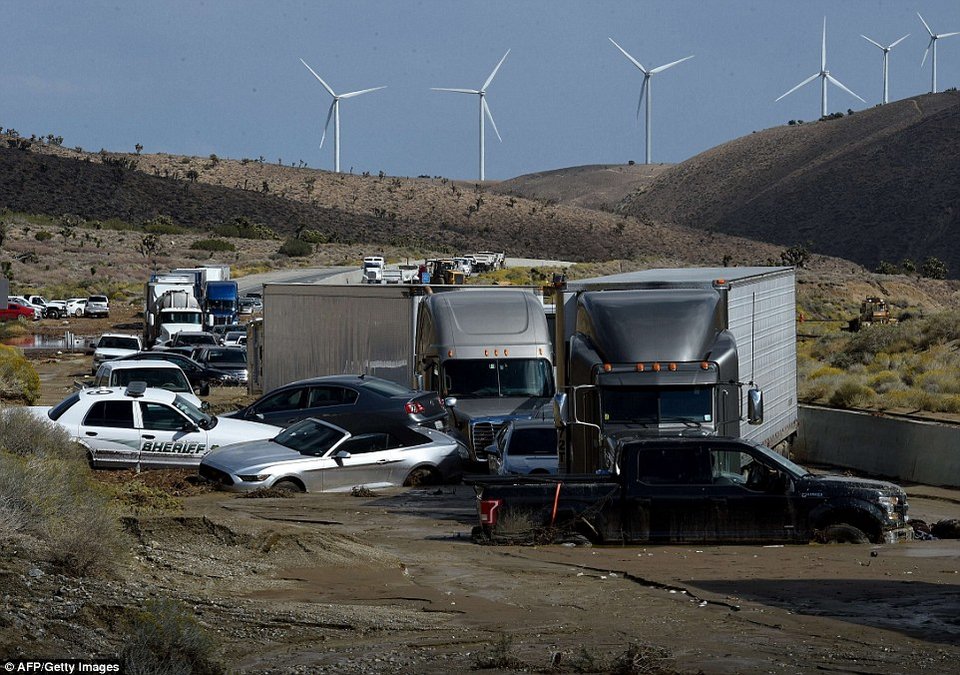 Απέραντος βούρκος η Καλιφόρνια- Δεκάδες οχήματα βυθίστηκαν στη λάσπη εξαιτίας κακοκαιρίας [εικόνες] | iefimerida.gr 3