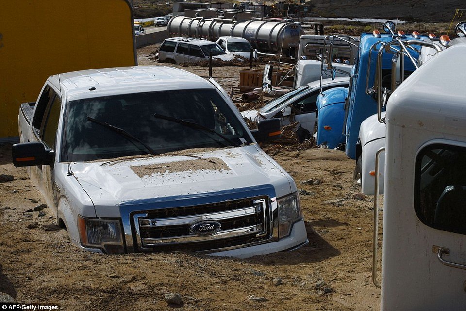 Απέραντος βούρκος η Καλιφόρνια- Δεκάδες οχήματα βυθίστηκαν στη λάσπη εξαιτίας κακοκαιρίας [εικόνες] | iefimerida.gr 2