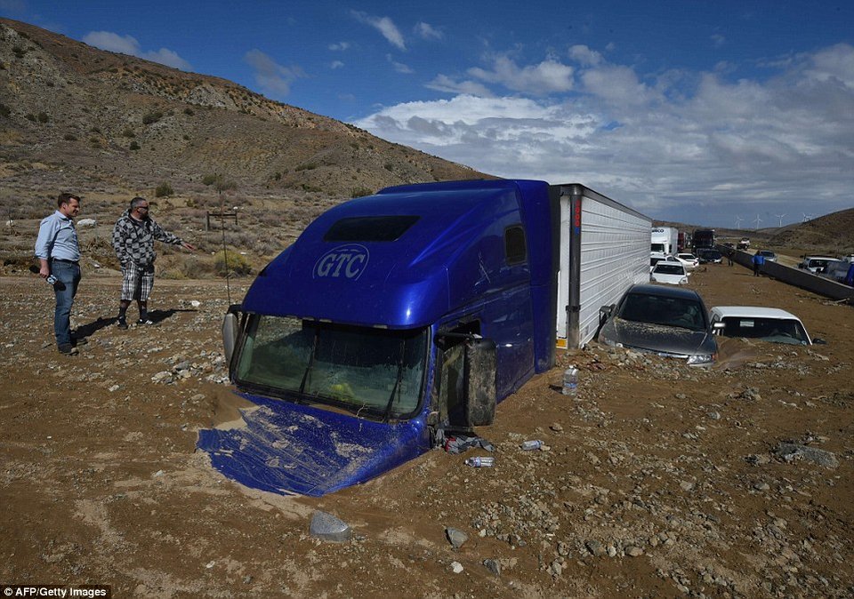 Απέραντος βούρκος η Καλιφόρνια- Δεκάδες οχήματα βυθίστηκαν στη λάσπη εξαιτίας κακοκαιρίας [εικόνες] | iefimerida.gr 8