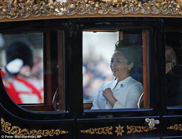 Η σύζυγος του Κινέζου πρωθυπουργού επισκέφθηκε το Μπάκιγχαμ και άλλαξε 3 εμφανίσεις σε μία ημέρα [εικόνες] | iefimerida.gr 7
