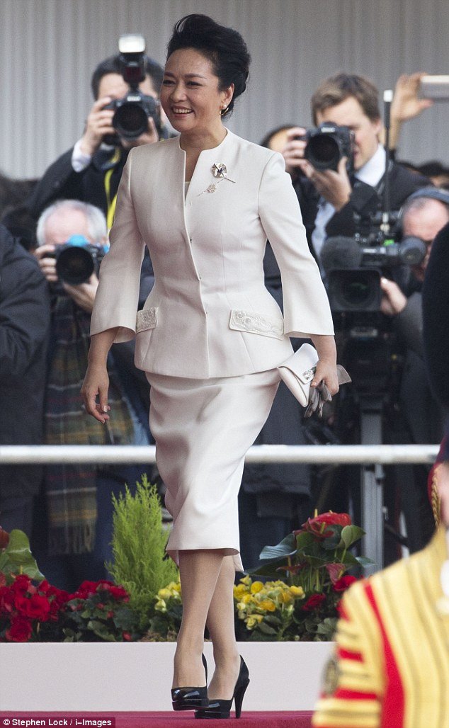 Η σύζυγος του Κινέζου πρωθυπουργού επισκέφθηκε το Μπάκιγχαμ και άλλαξε 3 εμφανίσεις σε μία ημέρα [εικόνες] | iefimerida.gr 5