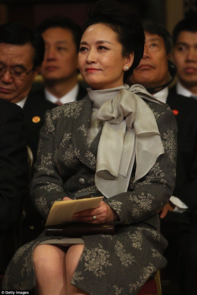 Η σύζυγος του Κινέζου πρωθυπουργού επισκέφθηκε το Μπάκιγχαμ και άλλαξε 3 εμφανίσεις σε μία ημέρα [εικόνες] | iefimerida.gr 4