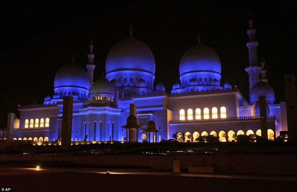 Ιστορικά μνημεία του κόσμου «έγιναν» μπλε για τα 70 χρόνια του ΟΗΕ [εικόνες] | iefimerida.gr 0