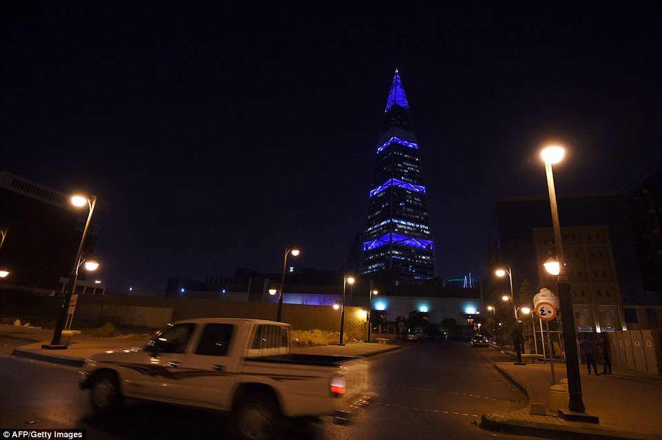 Ιστορικά μνημεία του κόσμου «έγιναν» μπλε για τα 70 χρόνια του ΟΗΕ [εικόνες] | iefimerida.gr 7