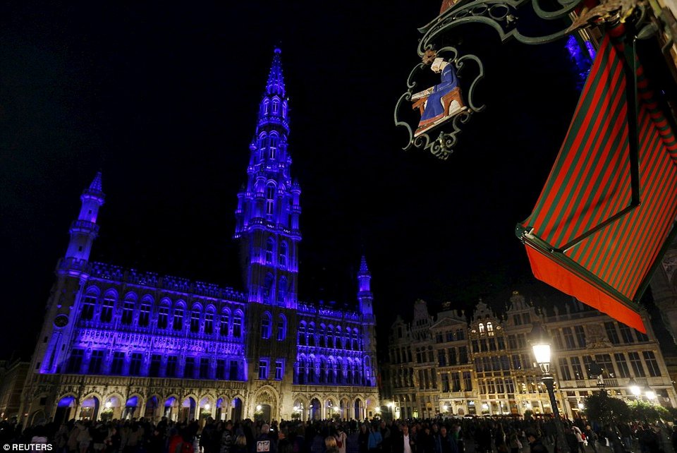 Ιστορικά μνημεία του κόσμου «έγιναν» μπλε για τα 70 χρόνια του ΟΗΕ [εικόνες] | iefimerida.gr 3