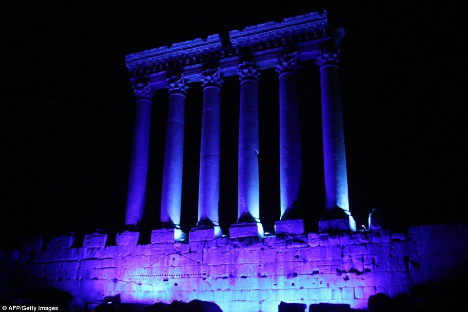 Ιστορικά μνημεία του κόσμου «έγιναν» μπλε για τα 70 χρόνια του ΟΗΕ [εικόνες] | iefimerida.gr 8