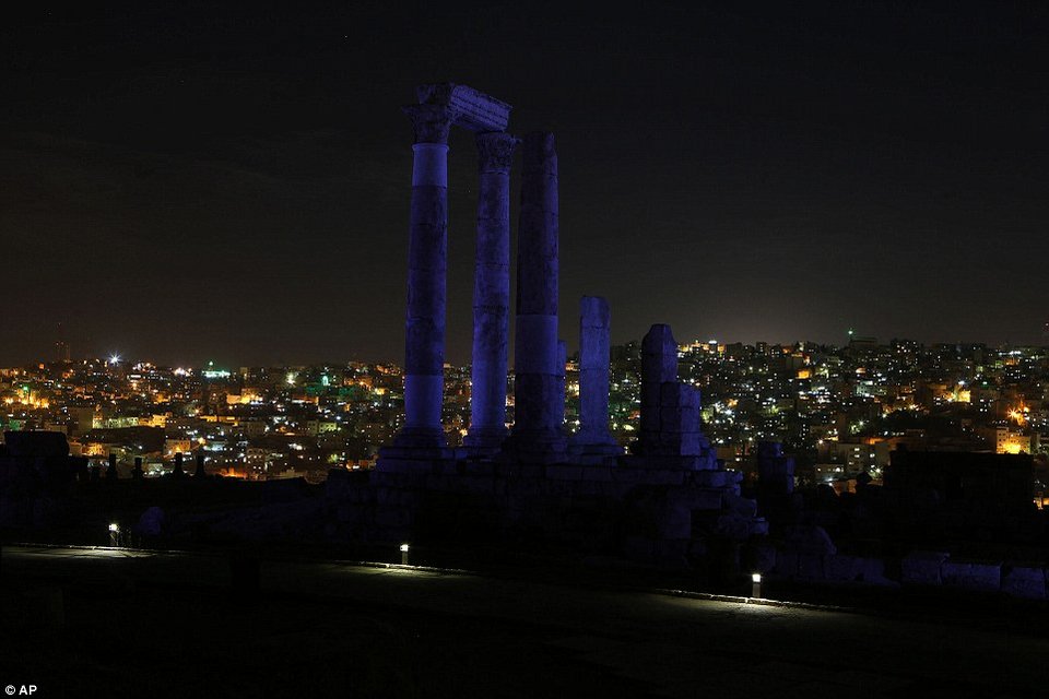 Ιστορικά μνημεία του κόσμου «έγιναν» μπλε για τα 70 χρόνια του ΟΗΕ [εικόνες] | iefimerida.gr 5