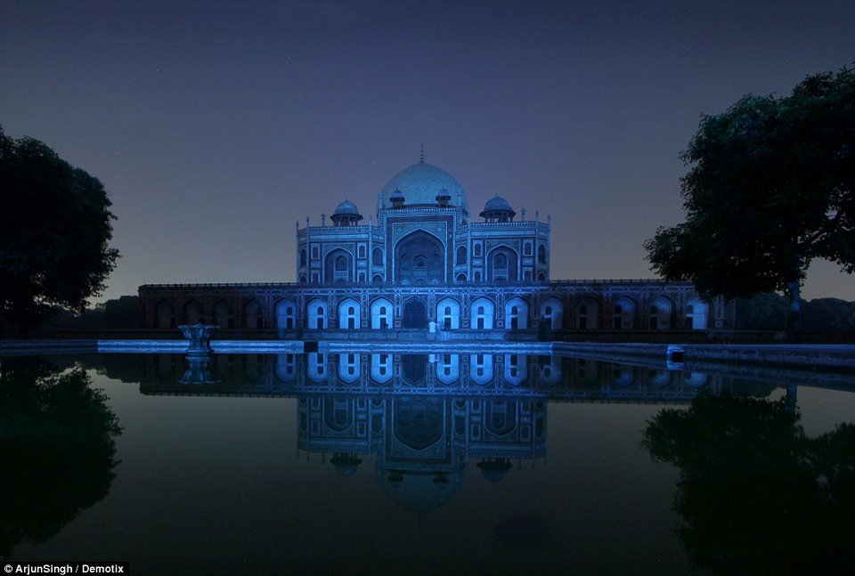 Ιστορικά μνημεία του κόσμου «έγιναν» μπλε για τα 70 χρόνια του ΟΗΕ [εικόνες] | iefimerida.gr 9