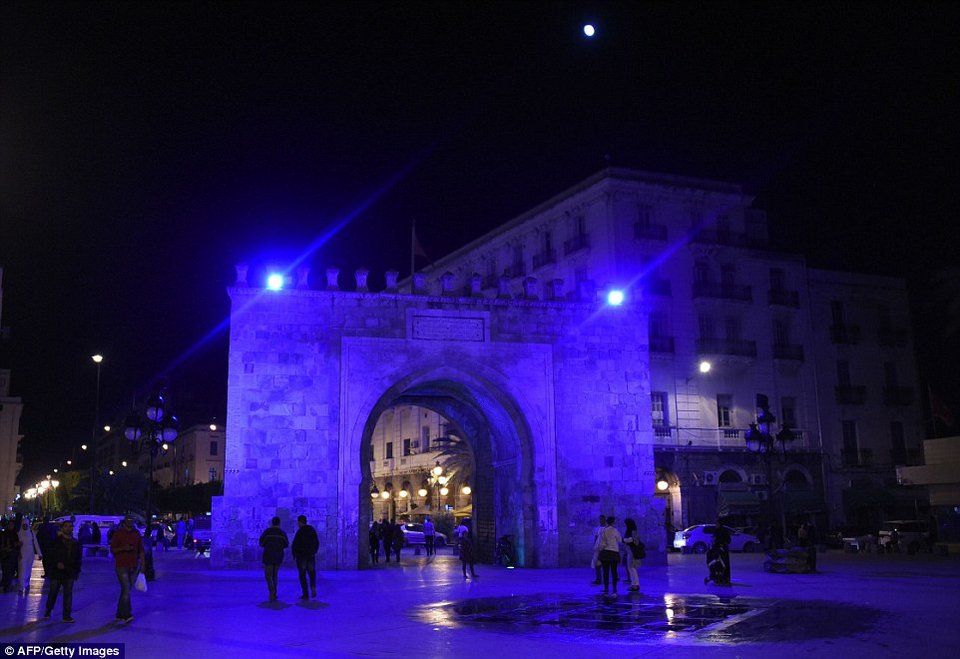 Ιστορικά μνημεία του κόσμου «έγιναν» μπλε για τα 70 χρόνια του ΟΗΕ [εικόνες] | iefimerida.gr 12