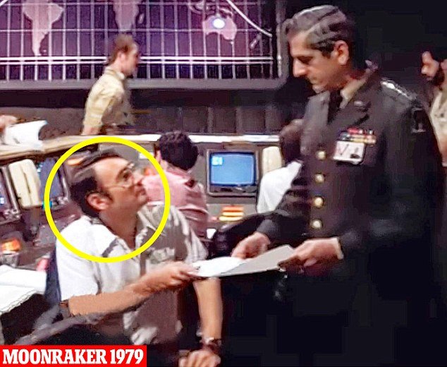 Ποιος κατασκοπεύει τον Τζέιμς Μποντ; Ο άνθρωπος που εμφανίζεται σε κάθε του ταινία [εικόνες] | iefimerida.gr 4