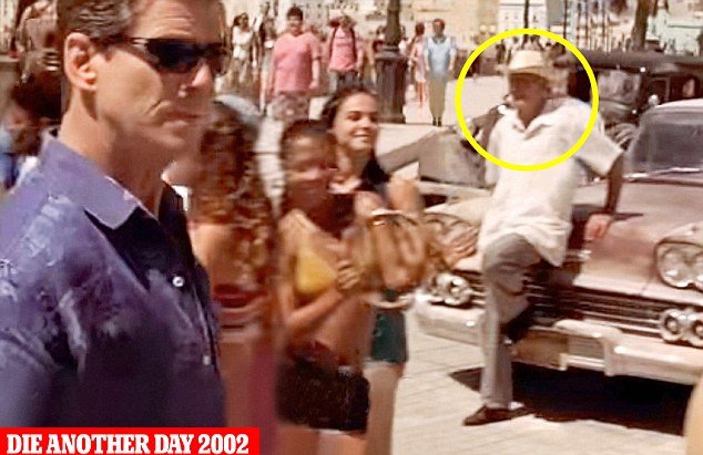 Ποιος κατασκοπεύει τον Τζέιμς Μποντ; Ο άνθρωπος που εμφανίζεται σε κάθε του ταινία [εικόνες] | iefimerida.gr 12