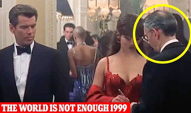 Ποιος κατασκοπεύει τον Τζέιμς Μποντ; Ο άνθρωπος που εμφανίζεται σε κάθε του ταινία [εικόνες] | iefimerida.gr 10