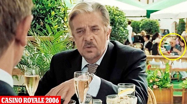 Ποιος κατασκοπεύει τον Τζέιμς Μποντ; Ο άνθρωπος που εμφανίζεται σε κάθε του ταινία [εικόνες] | iefimerida.gr 13